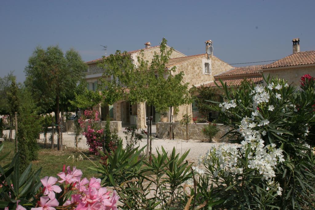 דירות Saint-Rémy-de-Provence Locations Des Alpilles מראה חיצוני תמונה