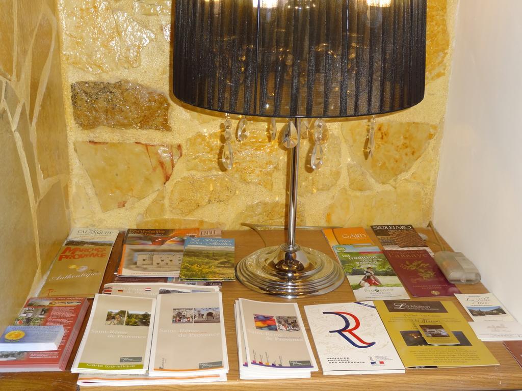 דירות Saint-Rémy-de-Provence Locations Des Alpilles מראה חיצוני תמונה